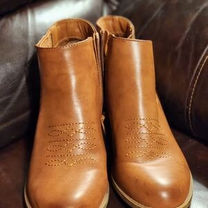 FRYE AND CO. Tan Leather Ankle Booties